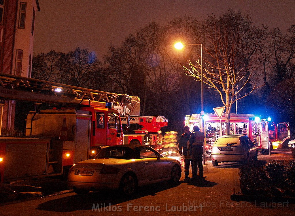 Feuer 3 Dachstuhlbrand Koeln Muelheim Gluecksburgstr P253.JPG